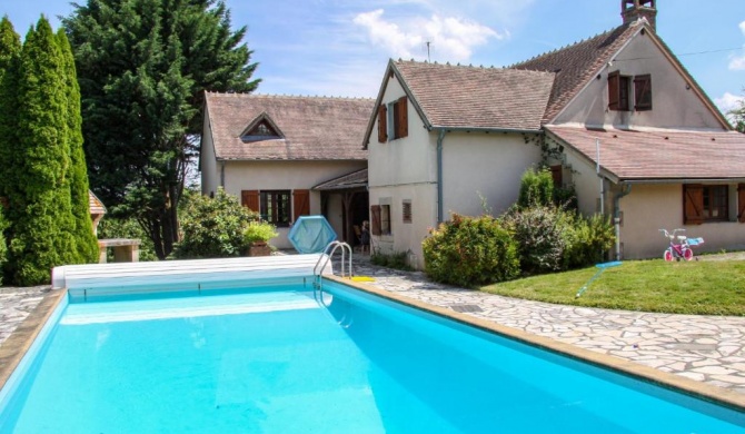 Delightful holiday home with a large private swimming pool perfect for families