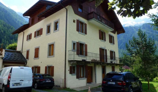 Snug apartment in Chamonix Mont Blanc with balcony