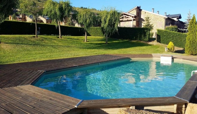 Casa con jardín y piscina.