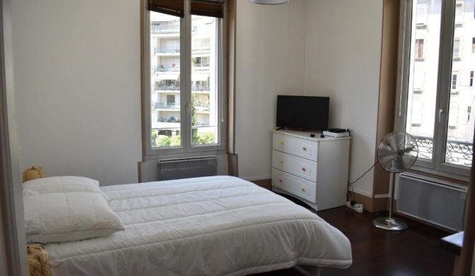 Lovely one-room apartment for 3 Hyper center near stationTram #L7