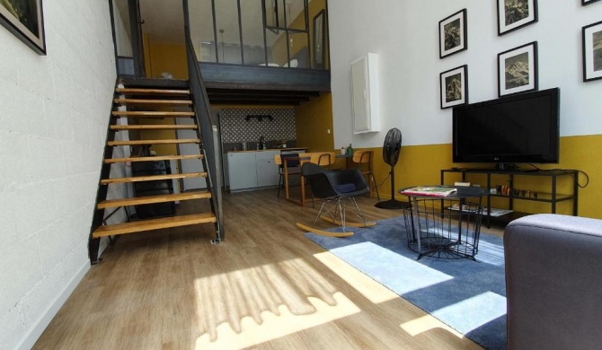 Superb renovated and quiet loft For 4-Tram CE-city center #L6