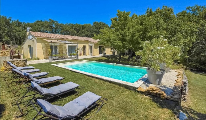 Stunning home in Grignan with WiFi and 5 Bedrooms