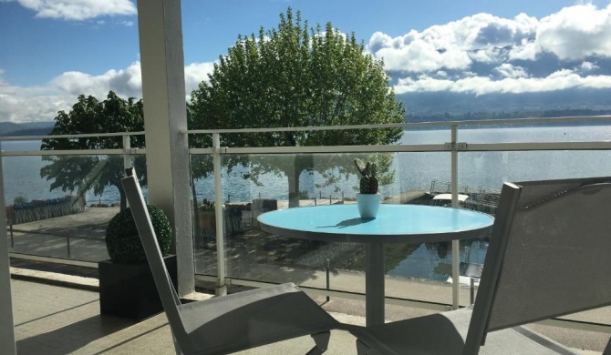 Pieds dans l'eau au lac du Bourget